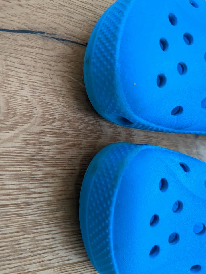 Crocs Kinder Jungs C9 24/25 blau in Wörrstadt