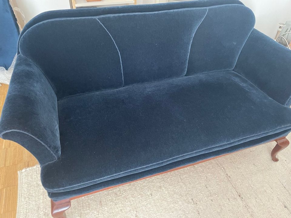 Sehr schönes kleines altes 2-Sitzer Sofa mit 2 passenden Sesseln in Berlin