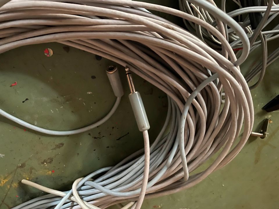 Verschiedene Kabel mit Stecker in Wolfhagen 