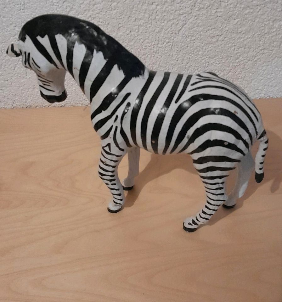 Zebra / Deko aus Pappmache in Wallichen