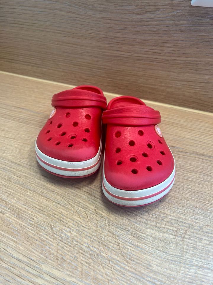 Süße Crocs für Kinder in rot Größe C10 C11 Schuhe in Tamm