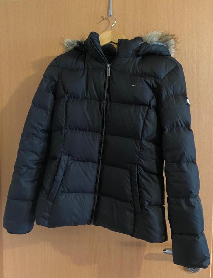 Jacke Tommy Hilfiger schwarz Gr. 176 in Bürstadt