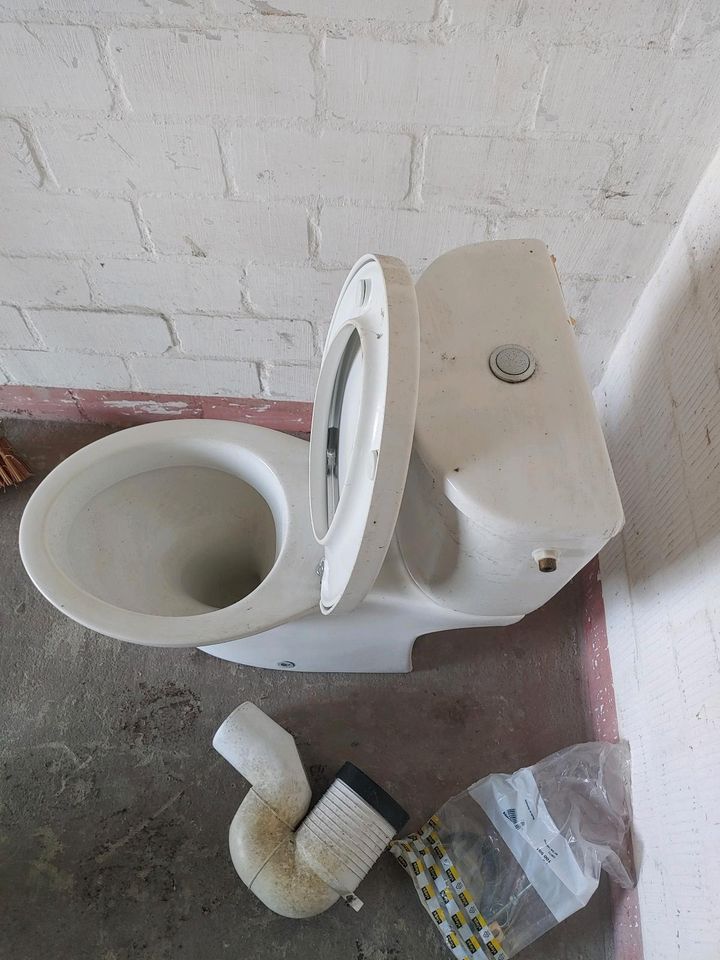 Toilette mit Spülkasten in Aurich