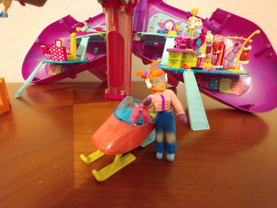 Polly Pocket Jumbo Jet Flugzeug + Puppen, Pferd, Schneemobil in Pätz