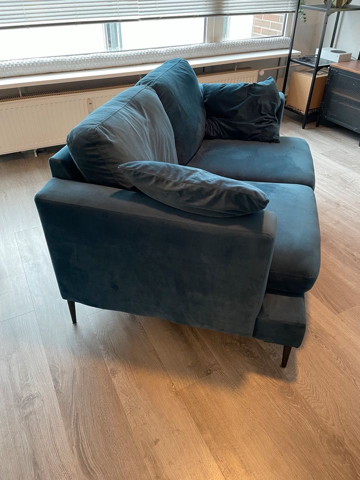 2 Sitzer Sofa Blau Samt inkl. Hocker in Hamburg