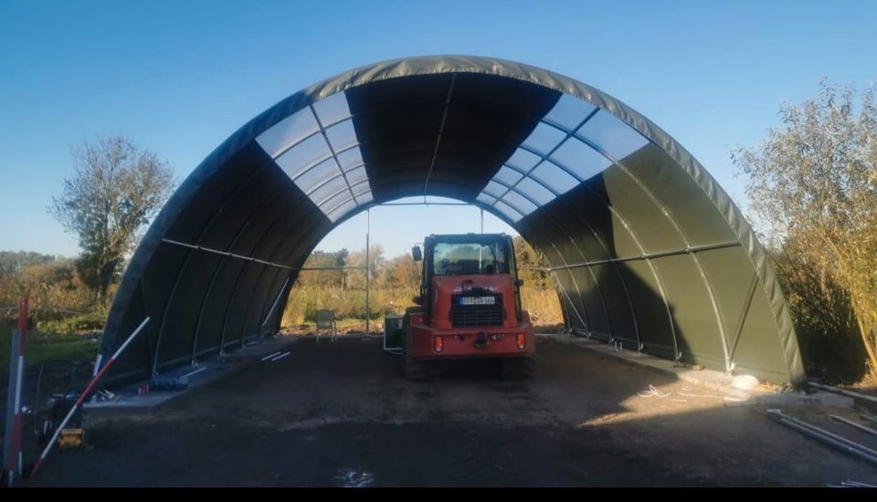 ÜBERDACHUNG FÜR ARGRARFAHRZEUGE & LANDWIRTSCHAFTLICHE MASCHINEN - Garage Carport Rundbogenhalle Schutz Unterstand Leichtbauhalle Depot Fahrzeughalle Folienzelt Weidezelt Strohlager Nutztierhaltung neu in Bad Lobenstein