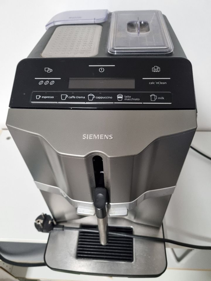 Siemens Kaffee Automat EQ3 S300 in Linkenheim-Hochstetten