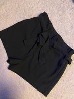Kurze Stoffhose mit Schleife Hessen - Niestetal Vorschau