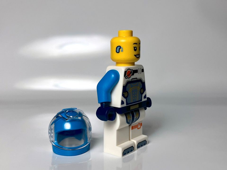 Lego Space Minifigur - Astronaut Female Dark Azure Arms (CTY1722) in Berlin