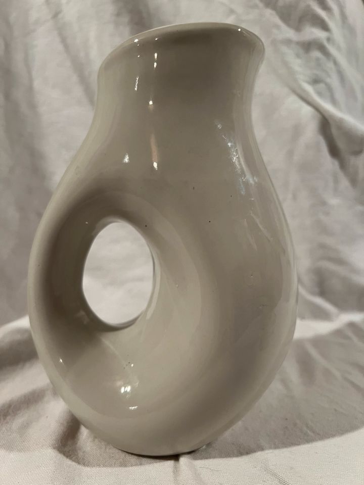 Große weiße Vase aus Keramik in Hausach