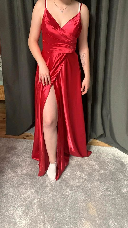 Rotes Ballkleid mit Beinschlitz und Schnürung  - 70€ VB in Görlitz