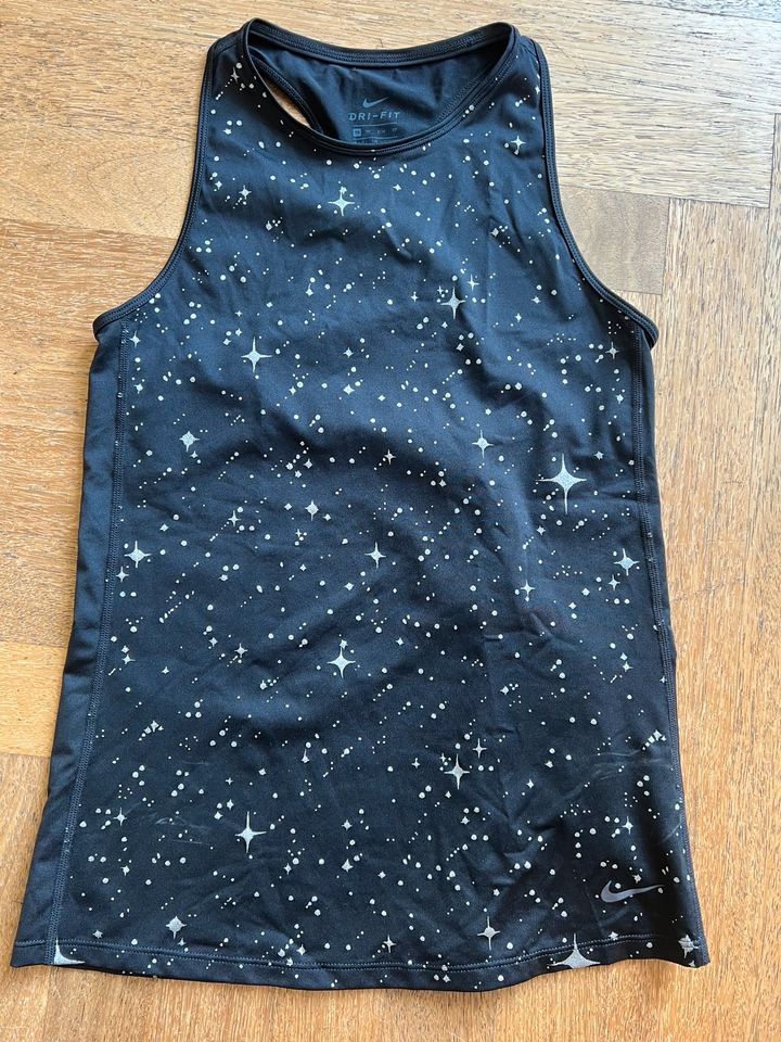Nike Sport Shirt Größe XS schwarz mit silbernen Sternen/Punkten in Neu-Isenburg