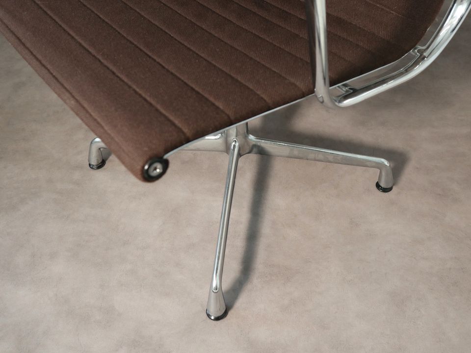 1x Vitra Eames EA107 Bürostuhl Office Chair Designer Braun in Wuppertal