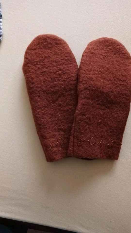 Set aus Schal + Handschuhe rot gefilzt in Verden