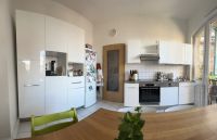 Moderne weiße Küche mit Kochfeld, Geschirrspüler und Kühlschrank Stuttgart - Stuttgart-Ost Vorschau