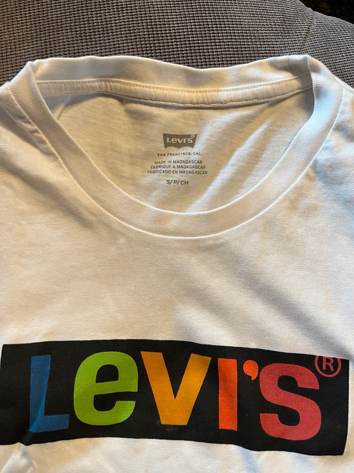 Levi’s T-Shirt ❤️ in Pfalzgrafenweiler