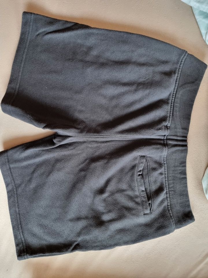 Graue Fila Trainer Hose Shorts Grösse L in Hohentengen am Hochrhein