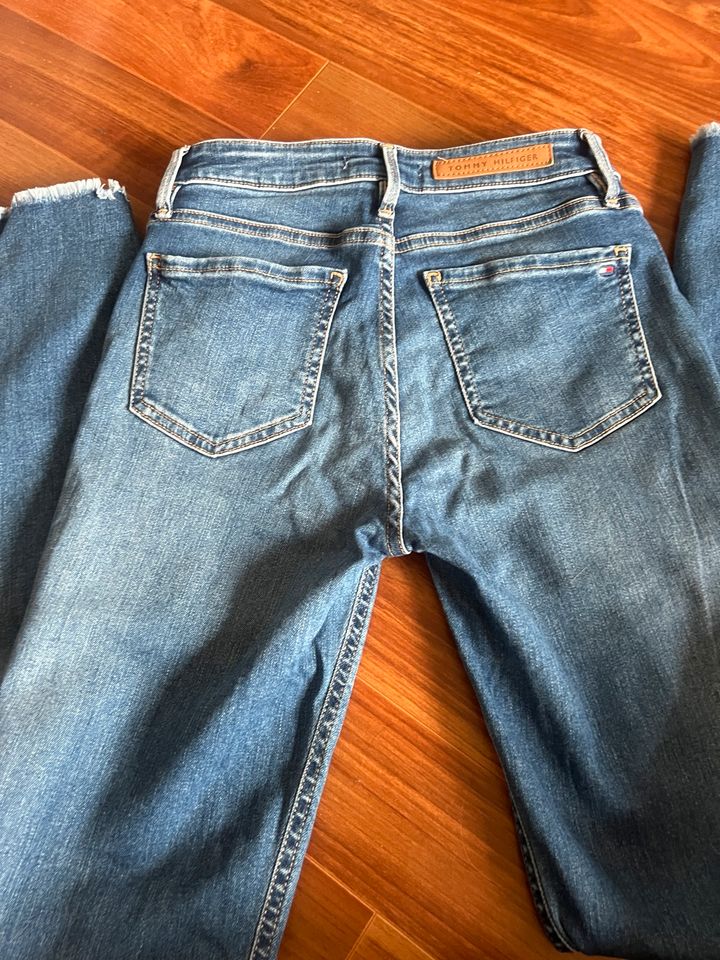 Jeans von Tommy Hilfiger Gr. 26/32 in Bremen