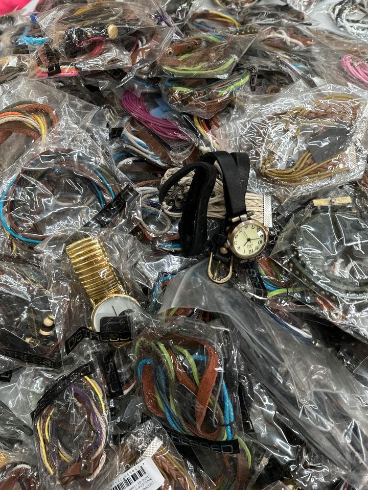 260 Stueck Leder Armbänder und Armbanduhren Flohmarkt Restposten in Delbrück