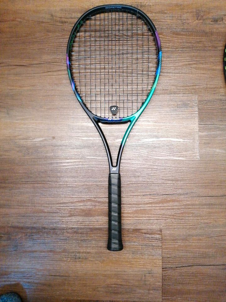 2 Tennisschläger Yonex V Core Pro 100 (neuwertig) /Griffstärke 2 in Forst (Eifel)