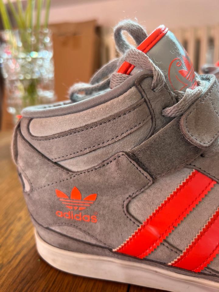 Adidas High Sleek Serie mit Keilabsatz 40 2 3 grau neon orange