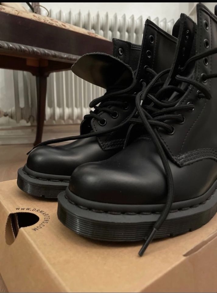 Neu und ungetragen! Dr. Martens Boots Stiefel schwarz Leder in Berlin