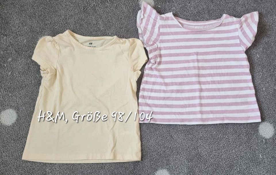 2x T Shirts, H&M, Größe 98/104, Mädchen in Kerben