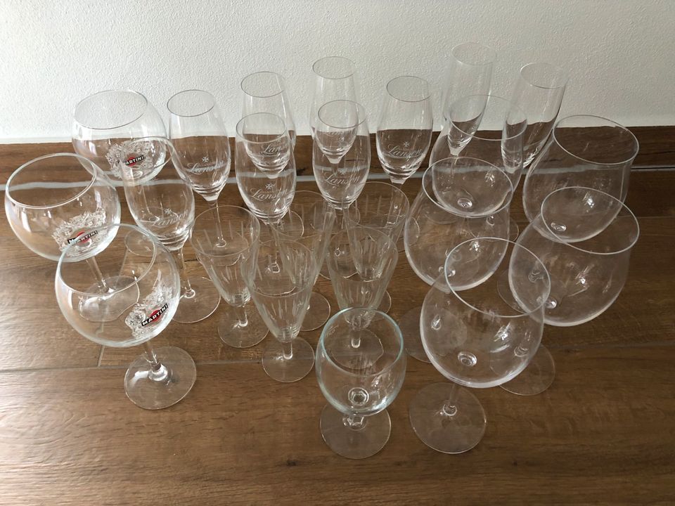 Verschiedene Gläser in Kirschau