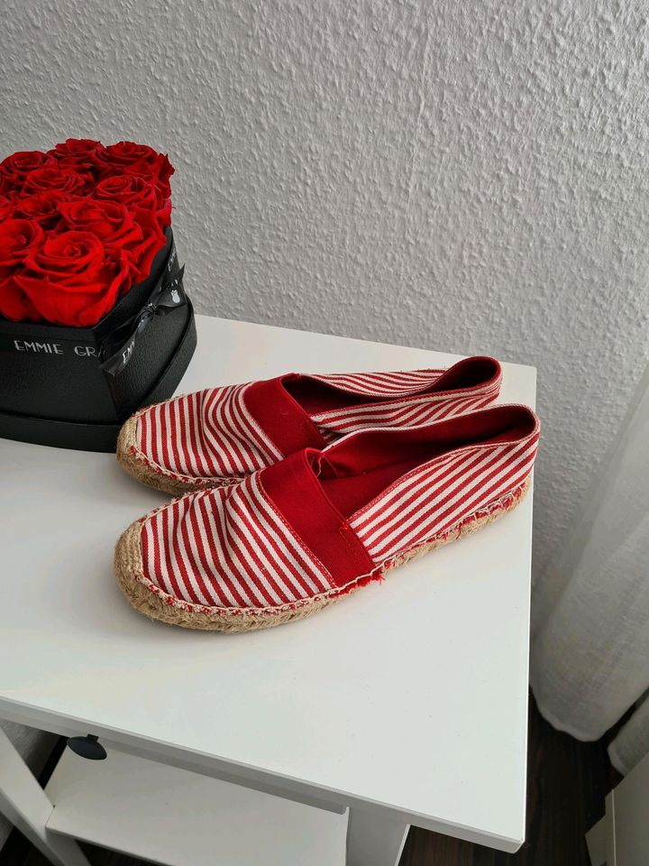 Espadrilles in rot weiß gestreift in Augsburg