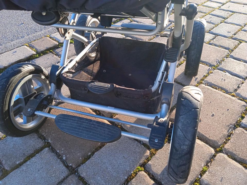 Kinderwagen Luftbereifung in dunkelblau und weiß von Babywelt in Steinach Baden