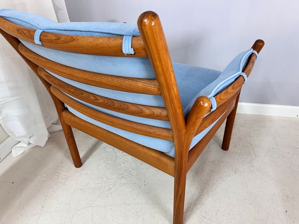 Teak Vollholz Sessel mit Armlehnen Illum Wikkelso Designersessel Holzsessel Polster hellblau babyblau Mid Century Design Dänemark Vintage 60er Jahre in Berlin