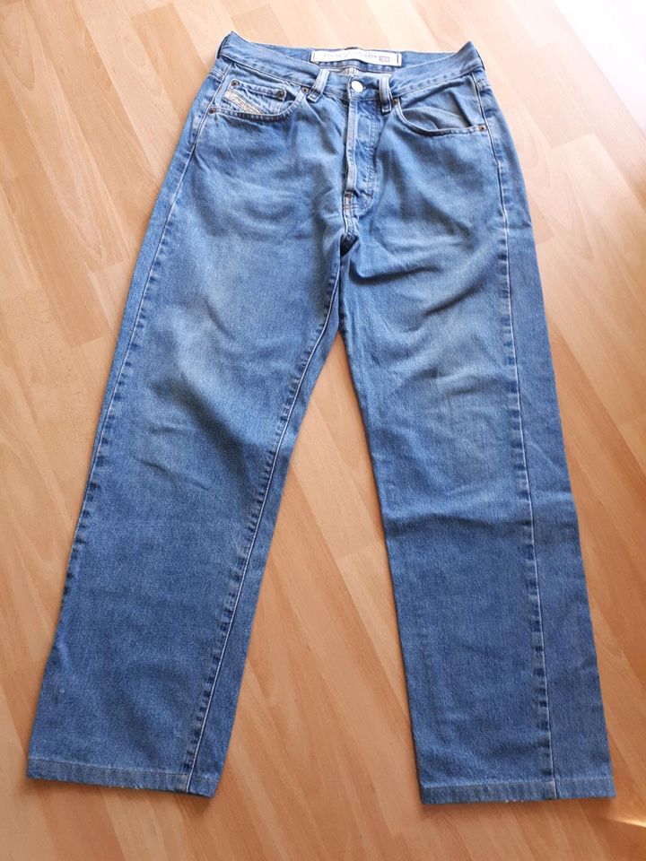 Diesel Herren Jeans Hose Größe 30 in Ahlen