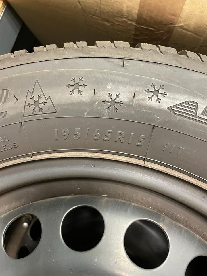 Vier Winterreifen mit Felgen 195/65R15 in Chemnitz