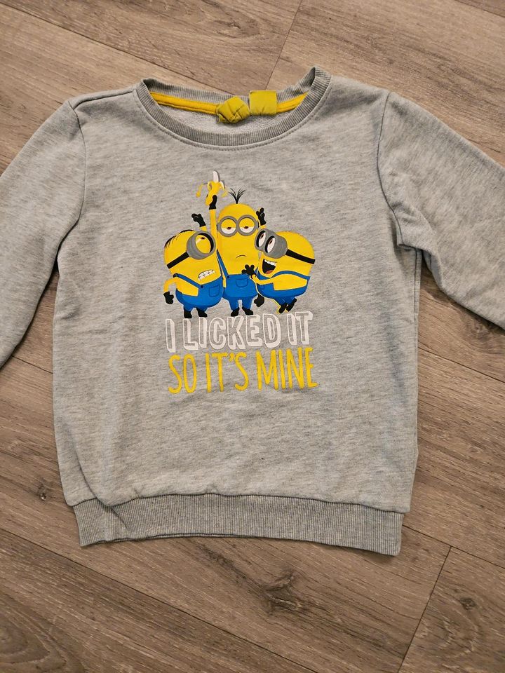 Minions Pullover Gr. 122/128 in Müncheberg