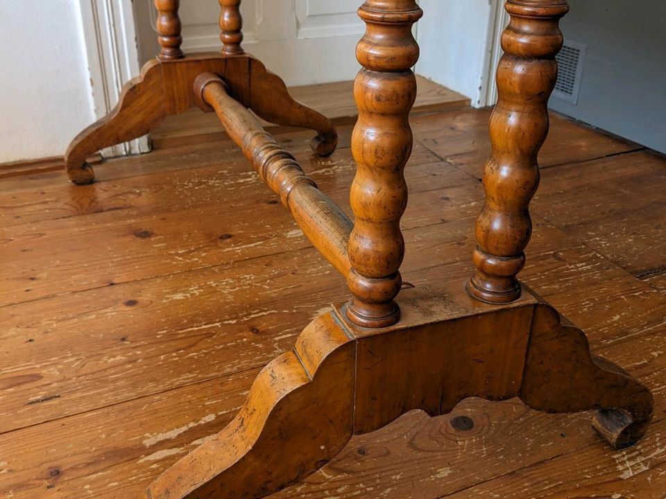 Schöner alter Holztisch in Dresden