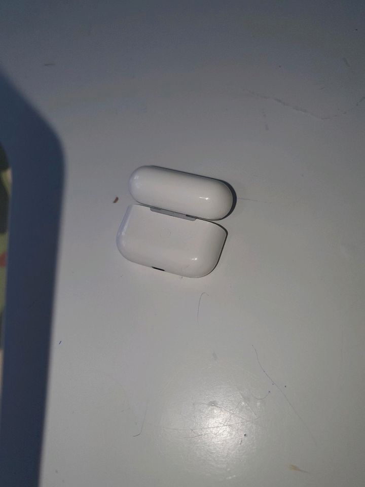 Airpods pro case   Ladegerät fakeGUTEN ZUSTAND FUNKTIONIERT in Berlin