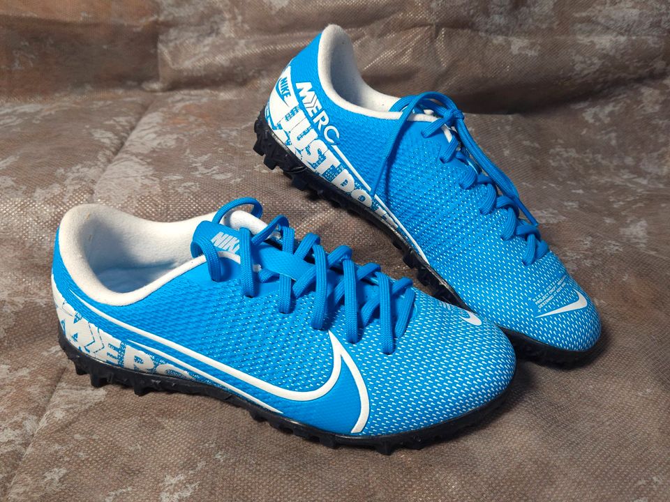 Nike Mercurial Vapor Club IC Kinder-Fußballschuhe. Größe 33.5 in  Baden-Württemberg - Schwetzingen | Gebrauchte Kinderschuhe Größe 33 kaufen  | eBay Kleinanzeigen ist jetzt Kleinanzeigen