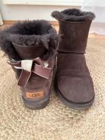 UGG Boots dunkelbraun Schleife Bayern - Altmannstein Vorschau
