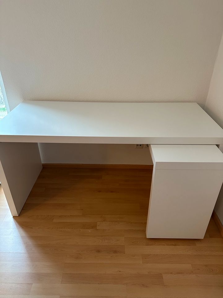 Ikea MALM Schreibtisch mit Ausziehplatte in München