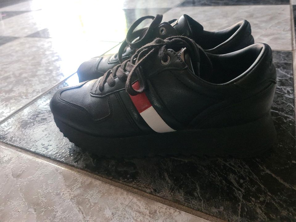 Tommy Hilfiger Sneaker Sportschuhe Gr . 40 TOP in Nordrhein-Westfalen -  Paderborn | eBay Kleinanzeigen ist jetzt Kleinanzeigen