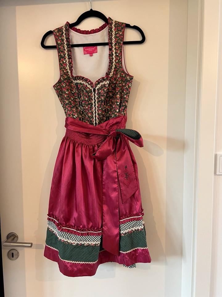 Krüger Madl Dirndl weinrot pink samt grün Blumen Wiesn 34 in München