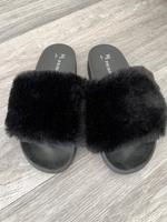Primark Hausschuhe Schlappen Schuhe schwarz kunstfell top 40 39 Hessen - Dietzenbach Vorschau