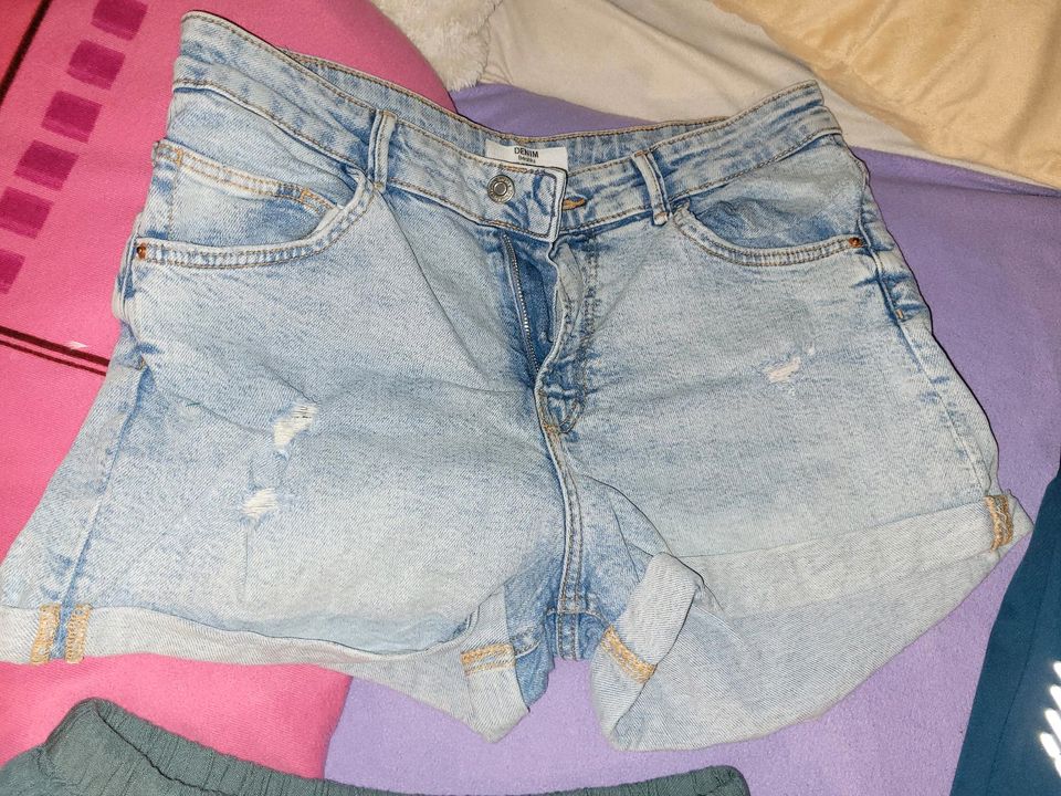 Jeansshorts und Sporthose in Gr. 40 und M für je 3,00 Euro in Dessau-Roßlau