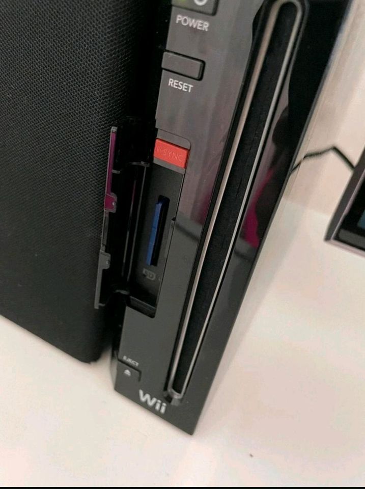 Wii in schwarz mit USB Stick und SD Karte in Herten