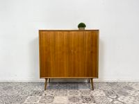 WMK Hübsche und geräumigeMid-Century Kommode aus vollem Holz mit zeittypischen konischen Füßen # Schrank Wäschekommode Wäscheschrank Sideboard Flurkommode Schuhkommode Schuhschrank Vintage 50er 60er Friedrichshain-Kreuzberg - Friedrichshain Vorschau