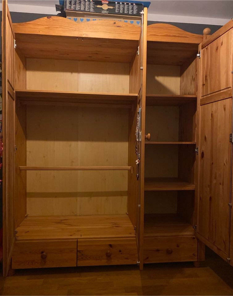 Kinderzimmer a. Holz Schrank Paidi Bett Kommode Regal 2xMatratze in Fellbach