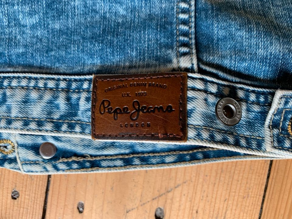 Kleiderpaket 134/140 Jungen: 3 x kurzarm Hemd, Pepe Jeans Jacke in Bruchweiler