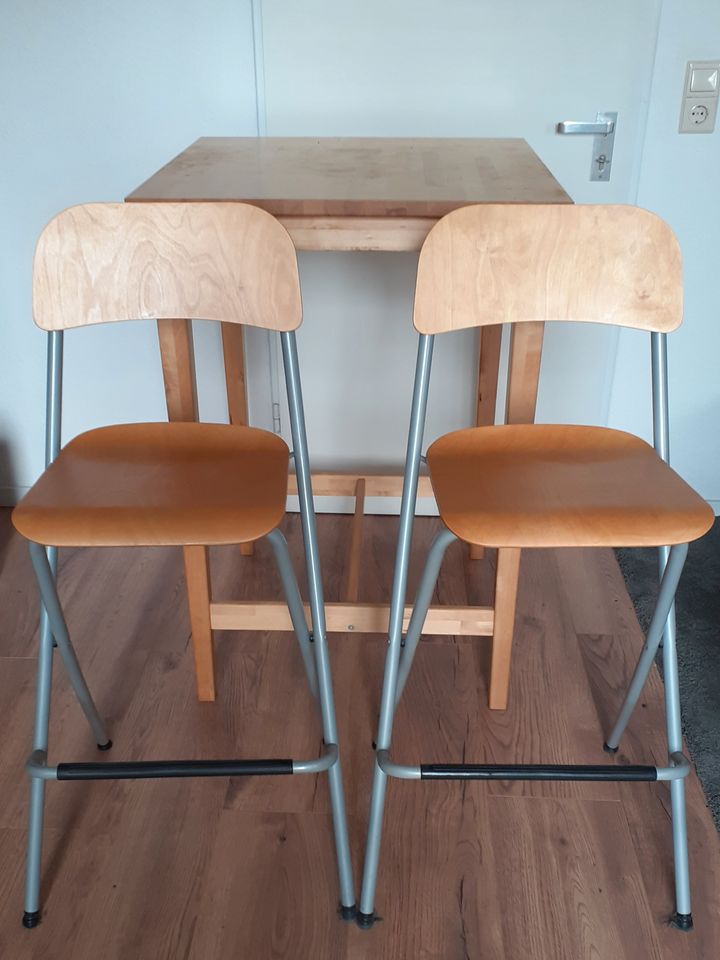 Bar-Esstisch mit 2 Bar-Stühlen abzugeben in Iserlohn