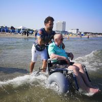 Pflegekräfte bieten Strandrollstuhl und Rollator Rostock - Stadtmitte Vorschau