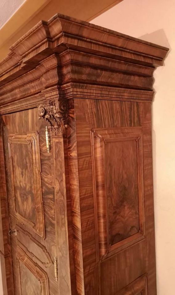 Frankfurter Pilasterschrank Barock eintürig Nussbaum Querfurniert in Ehringshausen